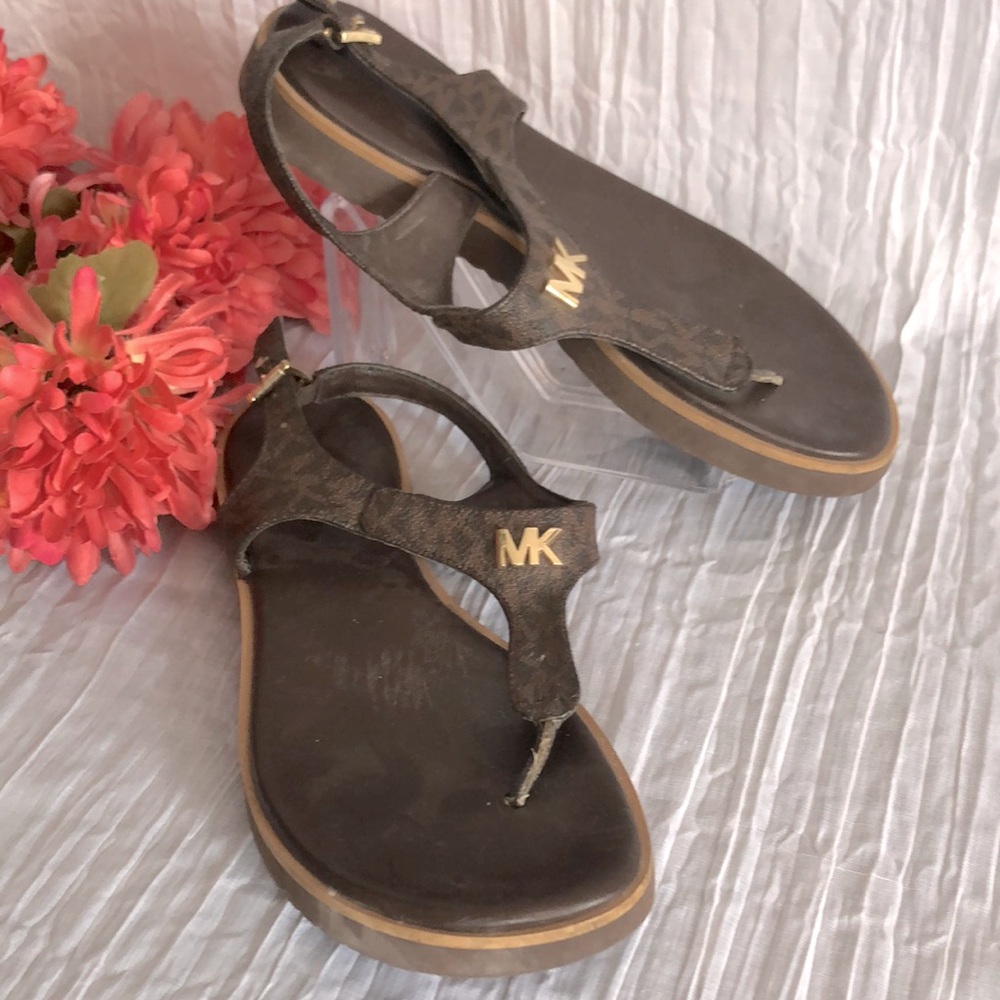 MICHAEL KORS Brady Thong sandals PVC brown signature logo gold hardware buckle